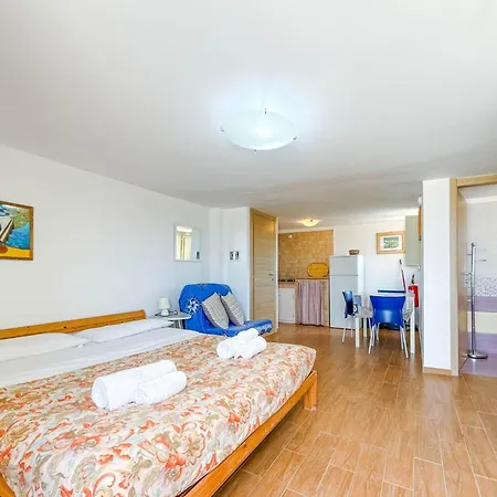 Il Mare In Giardino Apartment