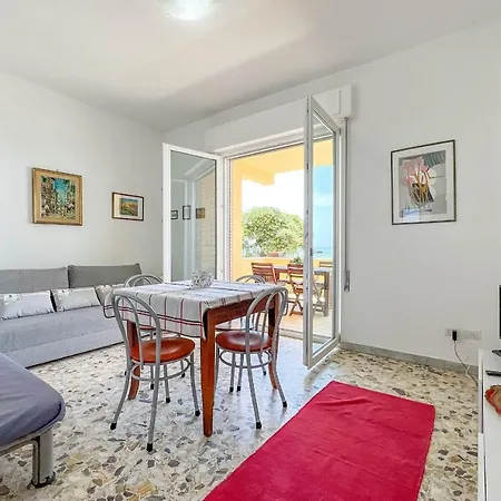 Il Mare In Giardino Apartment *