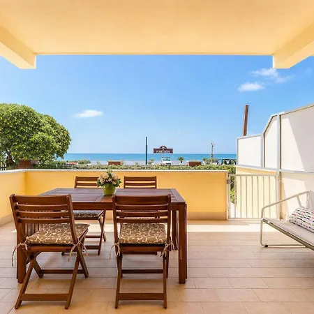 Il Mare In Giardino Apartment