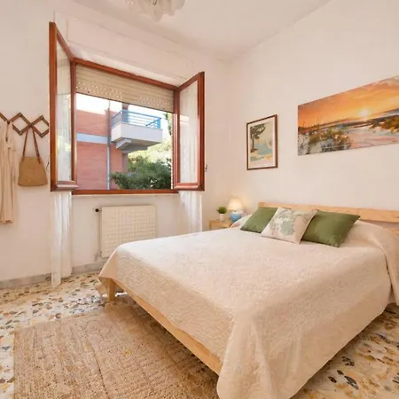 Il Mare In Giardino Apartment *