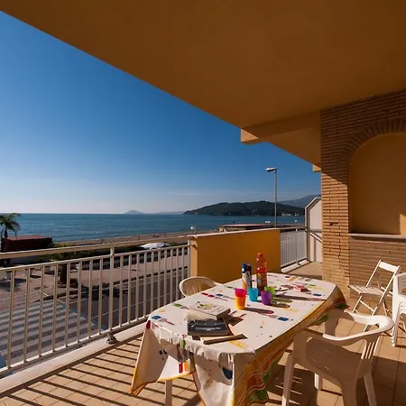 Il Mare In Giardino Apartment *