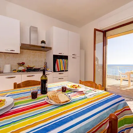 Il Mare In Giardino Apartment