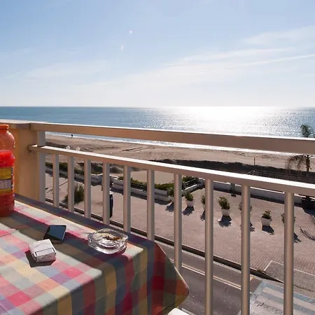 Il Mare In Giardino Apartment *